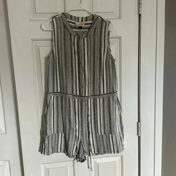 Universal Thread Romper Size Small - Picture 1 of 3